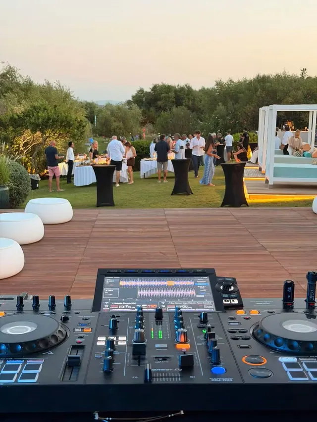 Consolle DJ con ospiti in giardino
