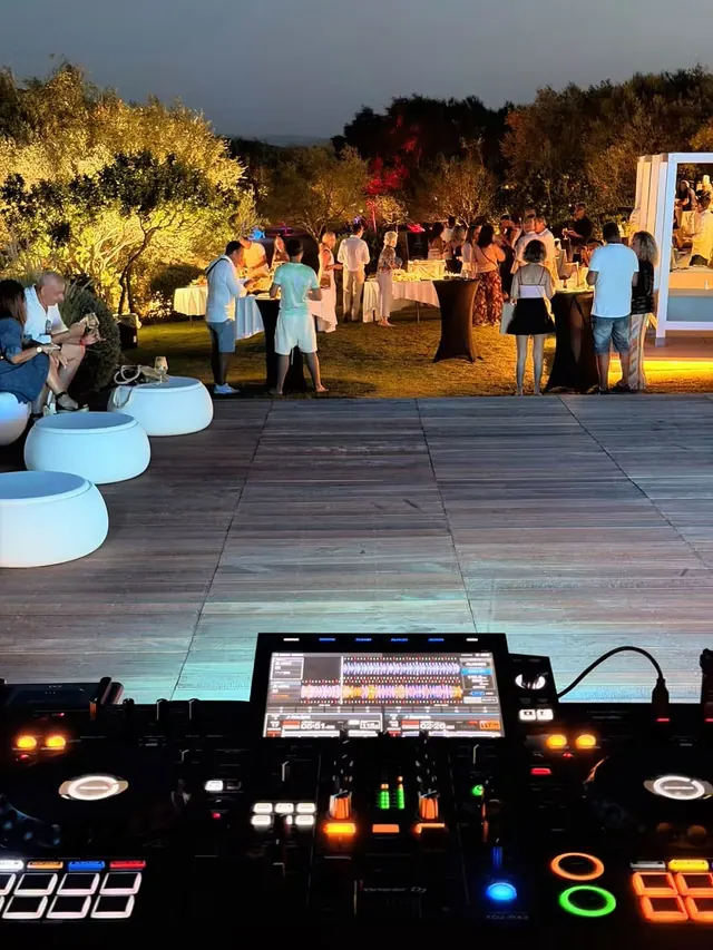 Evento serale con consolle e ospiti