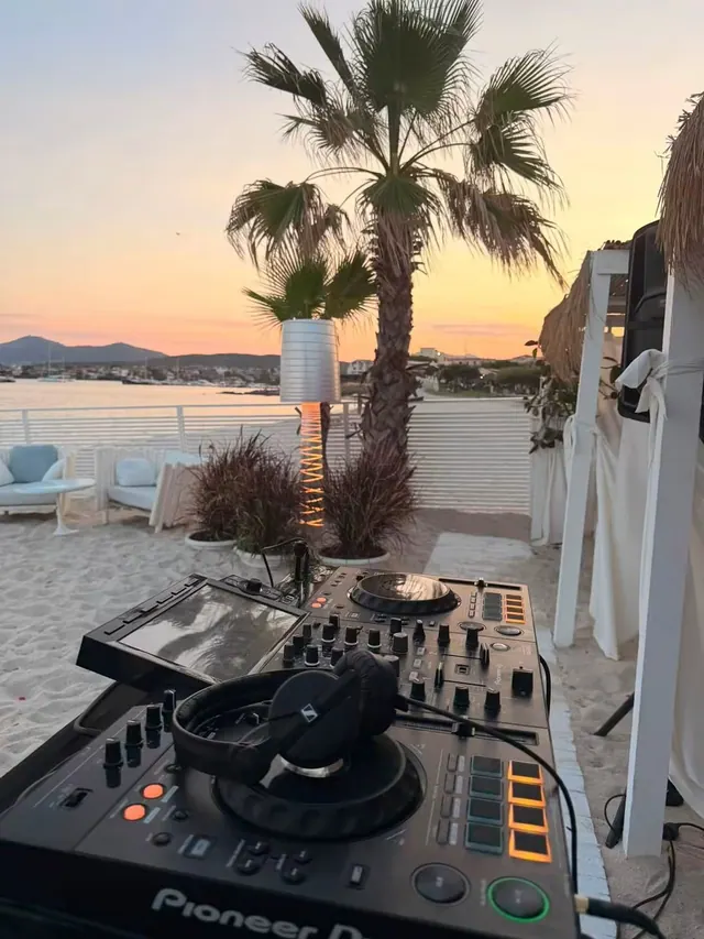 Consolle DJ in location sul mare al tramonto