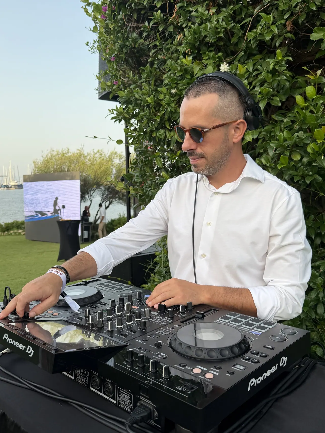 Consolle DJ in una location sul mare in Sardegna