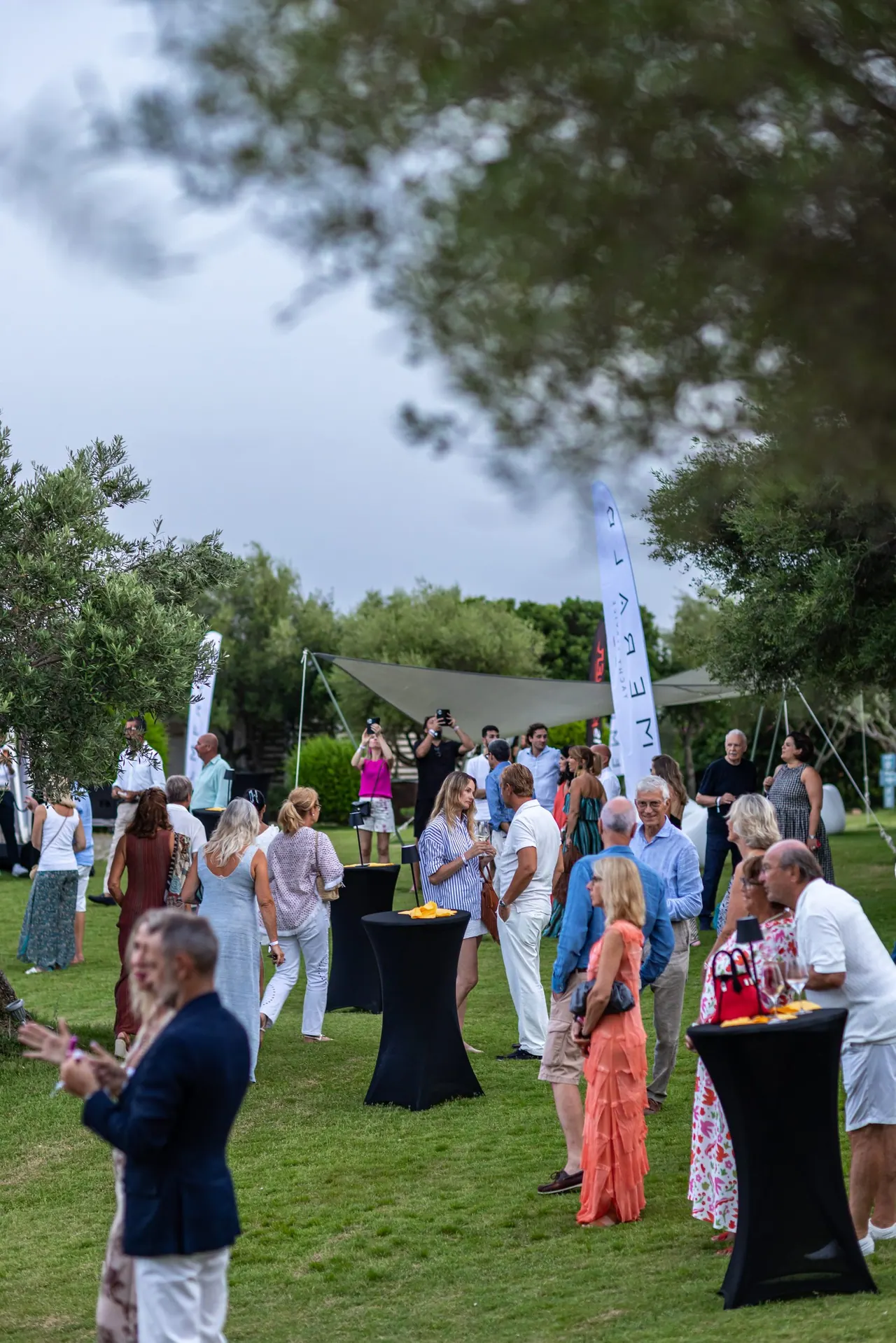 Aperitivo aziendale all'aperto con DJ set in Sardegna